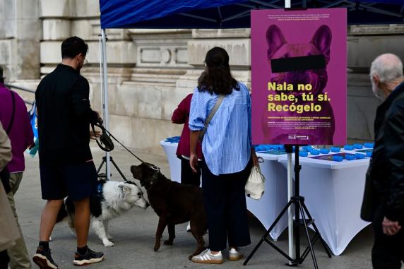 noticias/imagen-asociada/2026/10/reparto_material_campana_heces_y_orines_3.jpg