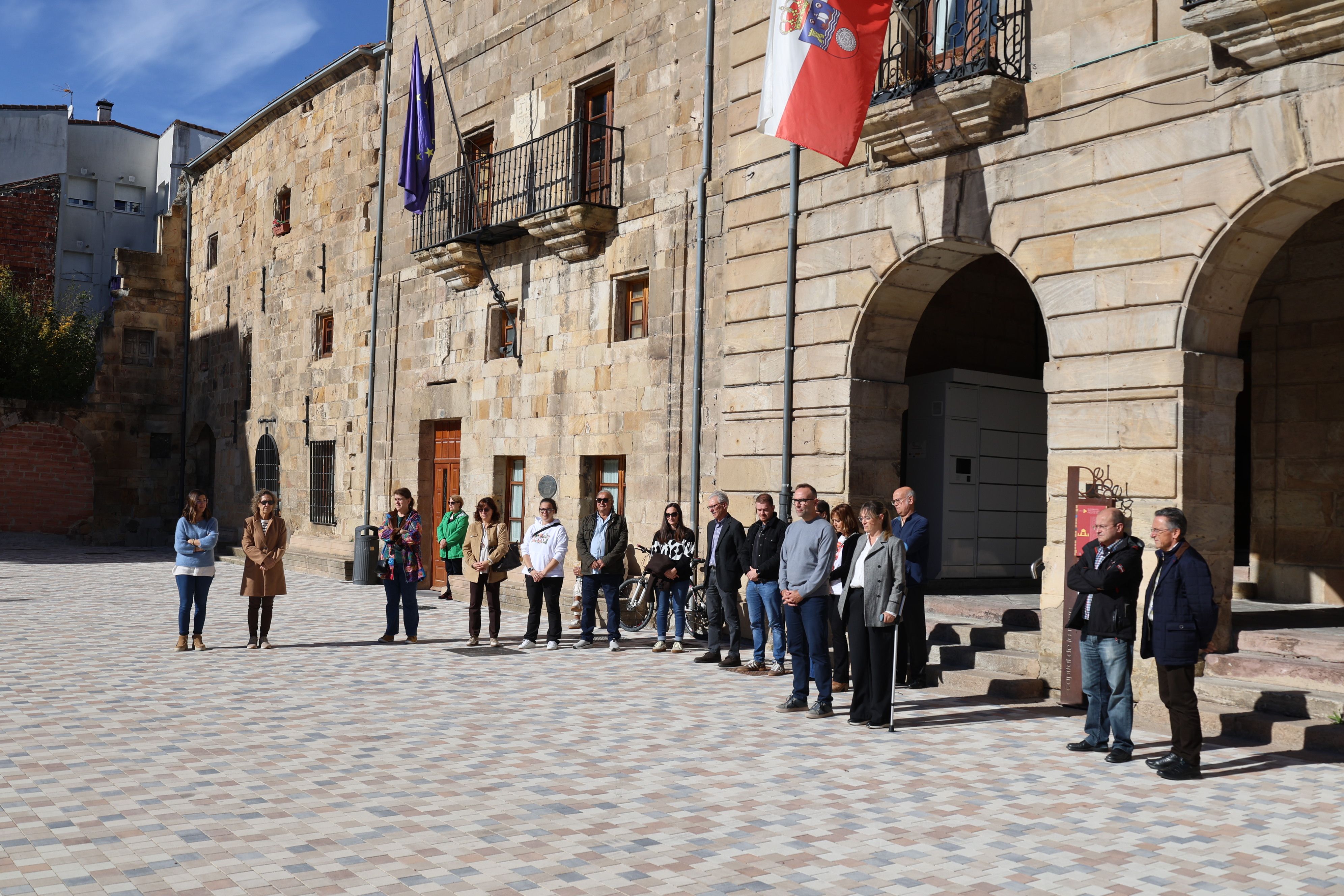 F76A4811.jpg Reinosa guarda un minuto de silencio en memoria de las víctimas del accidente ferroviario de Toledo