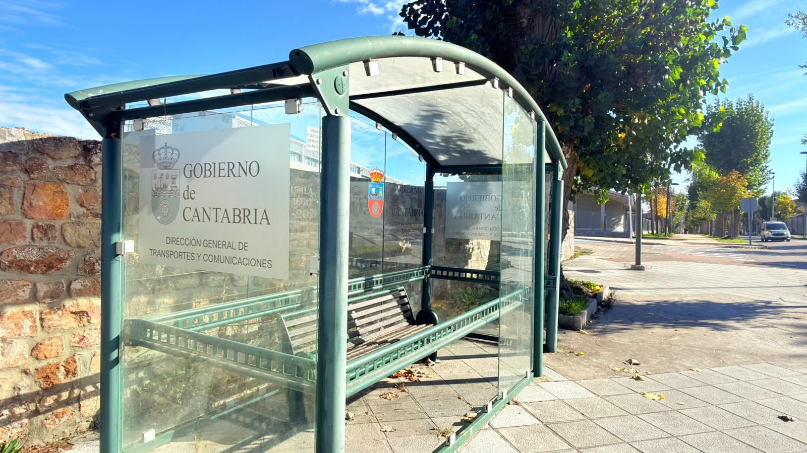 El Ayuntamiento de Reinosa solicita al Gobierno de Cantabria la reparación de tres marquesinas de autobús con cristales rotos y otros desperfectos